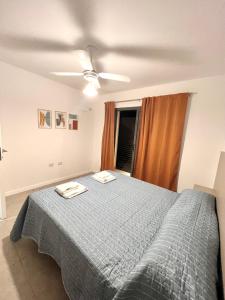 1 dormitorio con 1 cama con 2 toallas en Lumiere Apartments - Elegante Departamento en Complejo Residencial en Mendoza