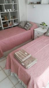 - une chambre avec 2 lits avec des couvertures roses et une table dans l'établissement Cómo en casa Monoambiente, à Córdoba