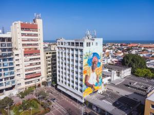 un bâtiment avec une grande peinture sur son côté dans l'établissement Hotel Stil Cartagena, à Carthagène des Indes