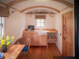 cocina con fregadero y mesa en una habitación en Bamff Ecotourism, en Alyth