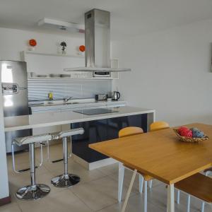 una cocina con una mesa de madera y un tablero de madera en Dos Orillas - Apartamento 302 en Colonia del Sacramento