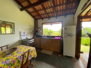 cocina con nevera y fregadero en Casa nos Algodoes, en Maraú