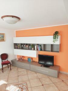 TV a/nebo společenská místnost v ubytování Casa Pepolina, zona tranquilla, piano terra con parcheggio