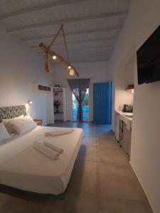 a large bedroom with a large bed and a kitchen at Bella Alba in Kalafatis