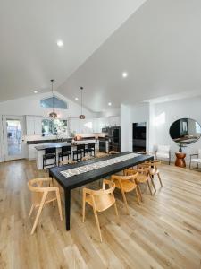 a large dining room with a large table and chairs at LUXURY MODERN FAMILY VACATION- Bison Ridge Retreat in Show Low