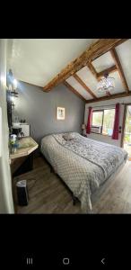 een slaapkamer met een bed, een bureau en een raam bij St. Anna's House in Squaw Valley
