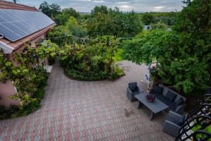 阿拉德Provence的享有带桌椅的天井的顶部景致。