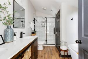 Koupelna v ubytování NEW - Modern Rustic Retreat Ardmore Chalet + 56 fotografií
