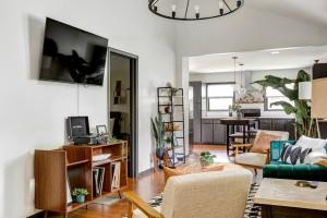 TV a/nebo společenská místnost v ubytování NEW - Modern Rustic Retreat Ardmore Chalet