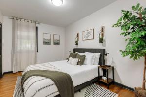 Postel nebo postele na pokoji v ubytování NEW - Modern Rustic Retreat Ardmore Chalet