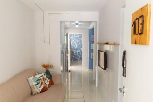 a hallway with a couch and a door to a room at FLAT TOP COM 02 QUARTOS a 100m da ORLA de ATALAIA na TEMPORADA737 in Aracaju