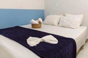 Tempat tidur dalam kamar di FLAT TOP COM 02 QUARTOS a 100m da ORLA de ATALAIA na TEMPORADA737