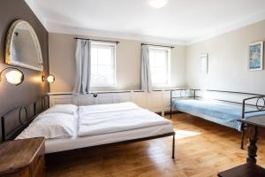 Letto o letti in una camera di Sir Toby's Hostel