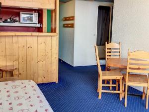 een kamer met een tafel en stoelen en een keuken bij Appartement Les Arcs 1800, 2 pièces, 5 personnes - FR-1-346-479 in Arc 1800