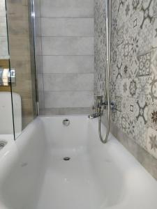 eine Dusche mit Glastür im Bad in der Unterkunft Затишні апартаменти в центрі Луцька in Luzk