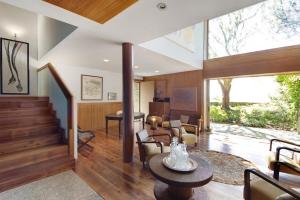 un salon avec un escalier et une table dans l'établissement Villa do Bosque, à Guilhabreu
