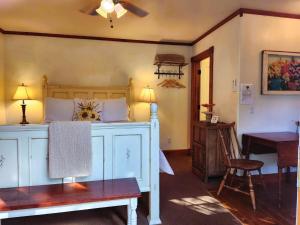 a bedroom with a bed and a table and a desk at Oak Hill Inn in Julian