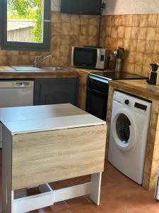 Kuchyň nebo kuchyňský kout v ubytování Résidence U LATONU - Palombaggia