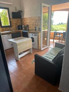 Kuchyň nebo kuchyňský kout v ubytování Résidence U LATONU - Palombaggia