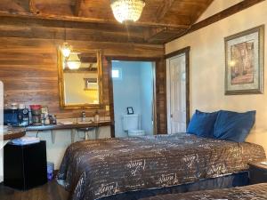 Schlafzimmer mit einem Bett und einem Spiegel in der Unterkunft St. Anna's House in Squaw Valley