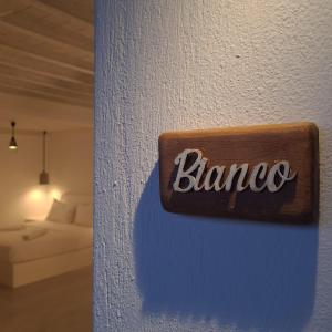 un panneau qui dit balco sur un mur dans une pièce dans l'établissement Bella Alba, à Kalafatis
