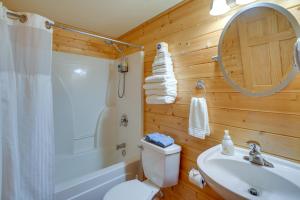 ein Badezimmer mit Toilette, Waschbecken und Spiegel in der Unterkunft Lakefront Columbia Cabin with Porch and Shared Dock in Columbia + 24 Fotos