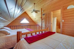 Postel nebo postele na pokoji v ubytování Lakefront Columbia Cabin with Porch and Shared Dock