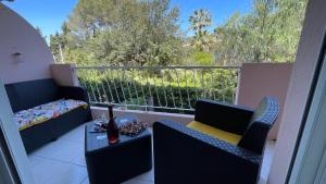 Fotografia z galérie ubytovania Le Nid T2 grande terrasse au parc Santa Lucia Saint Raphaël bord de mer calanque à 100m v destinácii Saint-Raphaël + 37 fotografií