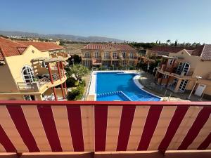 - une vue sur la piscine depuis le balcon d'une maison dans l'établissement Sunrise, à Maspalomas