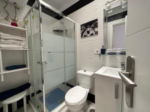 La salle de bains est pourvue de toilettes, d'une douche et d'un lavabo. dans l'établissement Sunrise, à Maspalomas