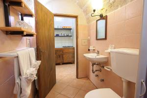 bagno con servizi igienici e lavandino di Exedra Holiday House a Leverano