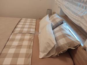 Una cama con dos almohadas encima. en Sunset Apartment with a private yard at Medulin Riviera, en Medulin
