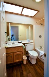 łazienka z toaletą, umywalką i wanną w obiekcie North Bay At Lake Arrowhead w mieście Lake Arrowhead