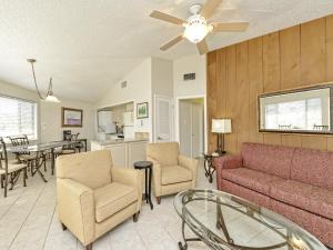 een woonkamer met een bank, stoelen en een tafel bij Lake Travis Bungalow Casita Golden Rod #2 in Lakeway