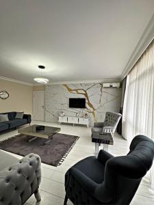 - un salon avec un canapé et une table dans l'établissement Cihangir Ekinci Plaza -2-, à Istanbul