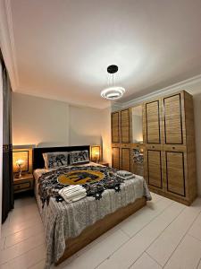 - une chambre avec un grand lit dans l'établissement Cihangir Ekinci Plaza -2-, à Istanbul