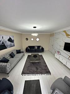 un grand salon avec des canapés et une table dans l'établissement Cihangir Ekinci Plaza -2-, à Istanbul
