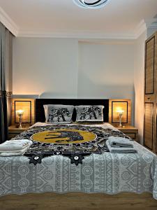 - une chambre avec un grand lit et deux lampes dans l'établissement Cihangir Ekinci Plaza -2-, à Istanbul