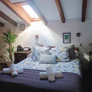 Un dormitorio con una cama con calcetines. en La Nozal - La Vallicuerra Casas Rurales en Mieres