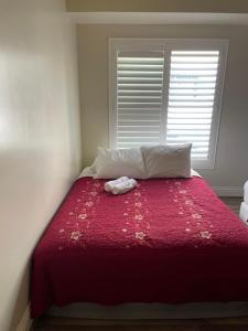 Gallery image of Private Los Angeles Room - Free WIFI, AC, TV, Private Fridge, Kitchen, near USC - Exposition Park - USC Memorial Coliseum - Banc of California BMO Stadium - Downtown Los Angeles DTLA - University of Southern California USC!!! in Los Angeles