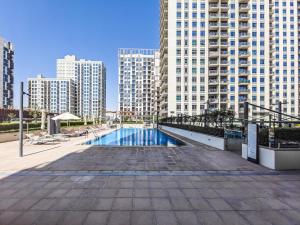 Bazén v ubytování Fabulous 2BR in Park Heights 2 - Dubai Hills nebo v jeho okolí
