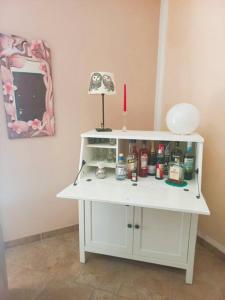 un tavolo bianco con una lampada sopra di Casa Cocoon - holiday home a Brindisi