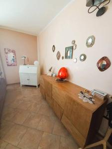 una sala de estar con una mesa con una calabaza en la pared en Casa Cocoon - holiday home en Brindisi