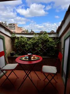 En balkon eller terrasse på La Mansarda