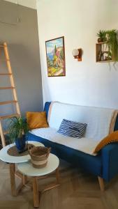 Bett in einem Zimmer mit einer Leiter und einem Tisch in der Unterkunft Appartement 300 m plage et port in Banyuls-sur-Mer