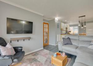 uma sala de estar com dois sofás e uma televisão em Pool and Valley View em Mawgan Porth