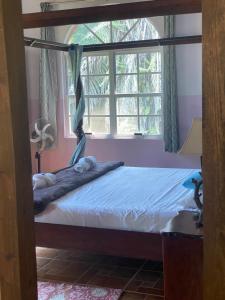 A bed or beds in a room at Inn the bush