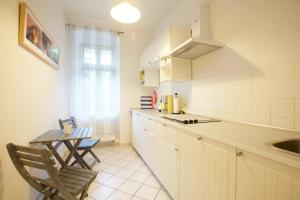 a kitchen with a table and a chair and a sink at Wohfühlen Garantiert Große Wohnung mit zwei Schlafzimmern und Terrasse in Görlitz