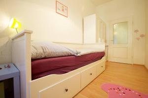 a bedroom with a bed with a large drawer at Wohfühlen Garantiert Große Wohnung mit zwei Schlafzimmern und Terrasse in Görlitz +8 photos