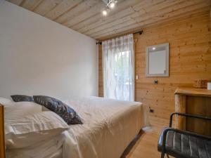 - une chambre avec un lit dans un mur en bois dans l'établissement Appartement Morzine, 4 pièces, 6 personnes - FR-1-684-59, à Morzine